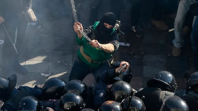 Střety mezi demonstranty a policií před budovou ukrajinského parlamentu v Kyjevě.