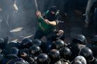 Živě: Kyjev bouří, nacionalisty u parlamentu krotí policie