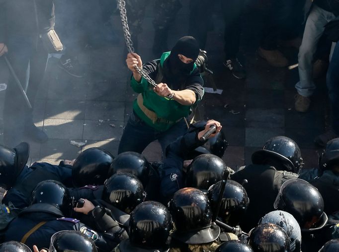 Střety mezi demonstranty a policií před budovou ukrajinského parlamentu v Kyjevě.