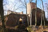 Památkově chráněná zřícenina hradu Valdek bergfritového typu vybudovaného v 1. polovině 13. století (archeologická lokalita). Prvními majiteli byli páni Zajícové z Valdeka, jedna z větví tehdy vlivného rodu Buziců (vládli zde do roku 1344). V druhé polovině 16. století byl Valdek zčásti renesančně upraven, dále však nebyl udržován a v roce 1623 je již uváděn jako pustý. V 19. století v duchu dobového romantismu částečně opraven.
