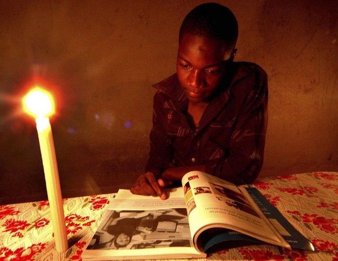 Zimbabwe omezilo dodávky elektrické energie do domácností. Proud nejde zhruba 20 hodin denně.