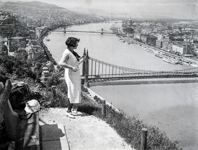 Řetězový most Széchenyi lánchíd v Budapešti na snímku z roku 1935.