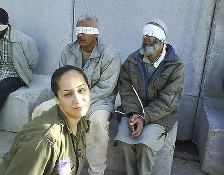 Izraelská vojačka pózovala s palestinskými zajatci