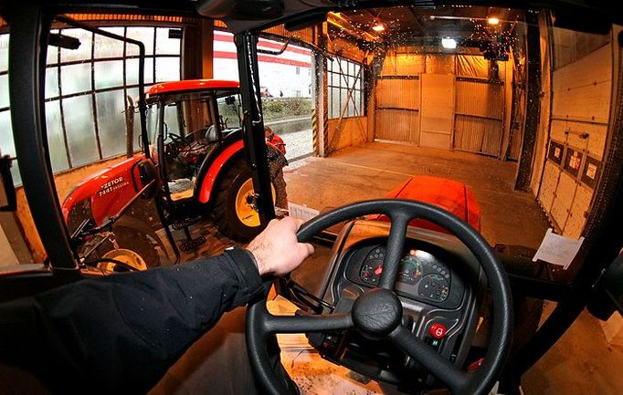 Traktor Zetor 8541 Proxima Plus. Podle společnosti Zetor Tractors jsou přednostmi nových traktorů především konstrukční "jednoduchost" spolu s ekonomickým provozem.