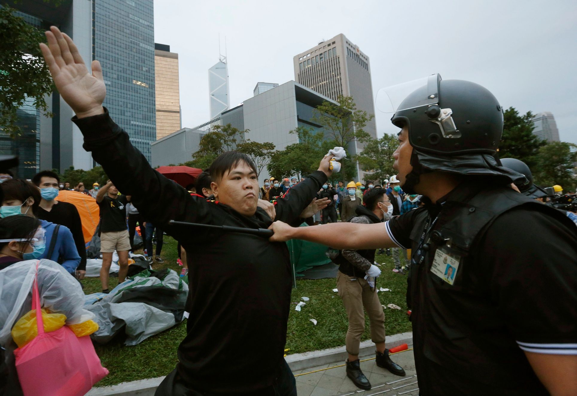 Střety demonstrantů s policisty v Hongkongu - 1. prosince