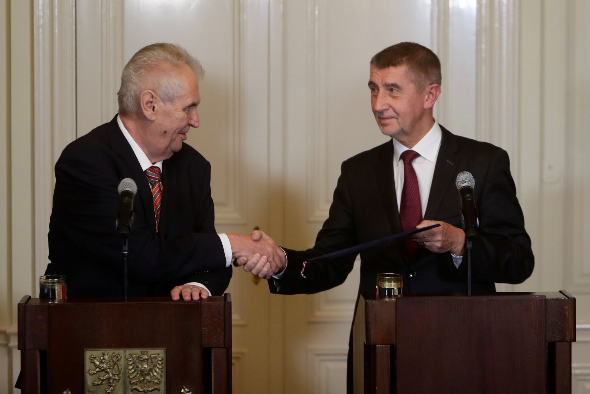 Prezident Miloš Zeman (vlevo) pověřil 31. října na zámku v Lánech předsedu ANO Andreje Babiše (vpravo) jednáním o sestavení vlády.