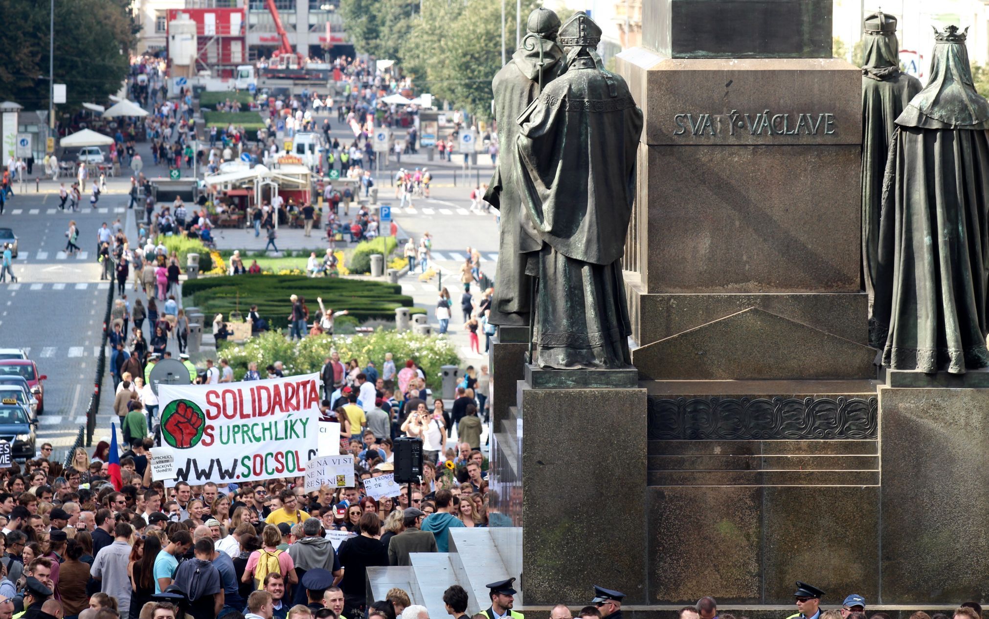 Zastánci a odpůrci na Václavském náměstí