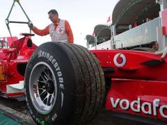 Michael Schumacher přišel o naděje na titul v Japonsku, kde nedojel.