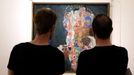 Návštěvníci Leopoldova muzea si prohlížejí jen drobně nakřivo pověšený obraz Gustava Klimta.