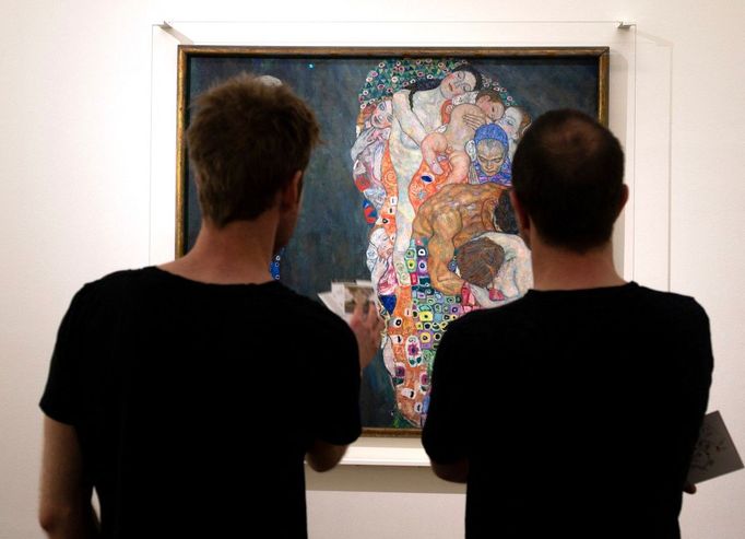 Návštěvníci Leopoldova muzea si prohlížejí jen drobně nakřivo pověšený obraz Gustava Klimta.