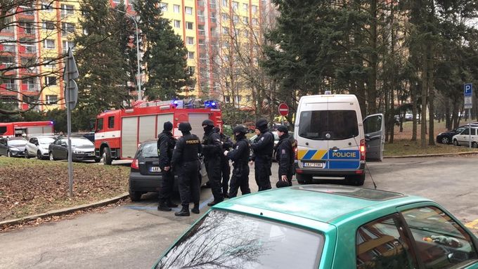 Policie povolala zásahovou jednotku na muže s psychickými problémy v Kobylisích