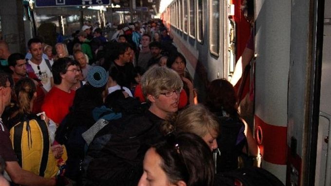 Nervózní cestující se konečně dočkali svého vlaku.