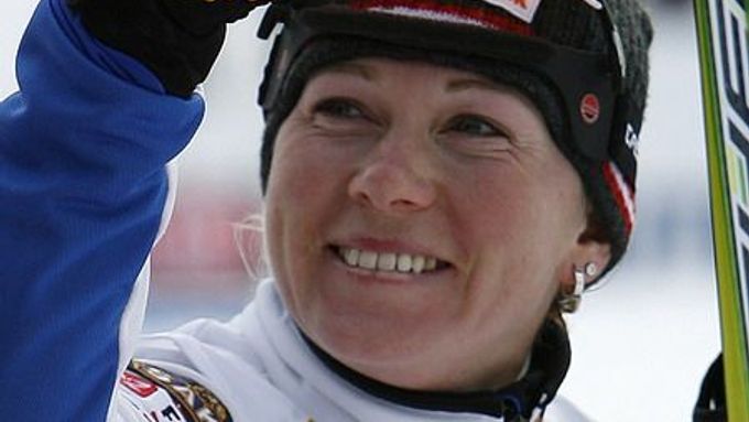 Estonka Kristina Šmigunová se raduje z vítězství v závodě SP na 10 km klasicky v Lahti.