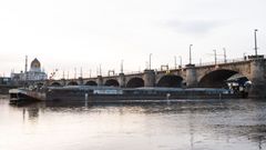 Drážďany česká loď uvízlá pod mostem