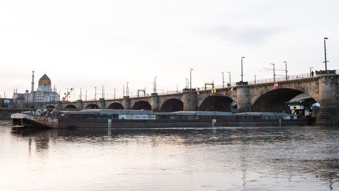 Česká nákladní loď uvízla pod Mariánským mostem v Drážďanech.