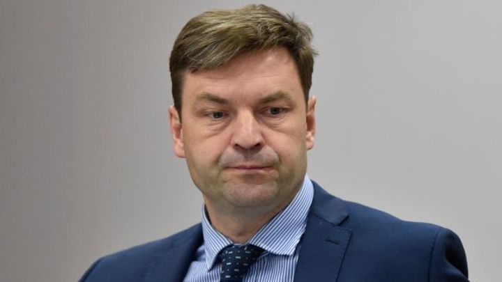 Soud projednává kárnou žalobu na státního zástupce Karabce, měl ovlivňovat kolegu