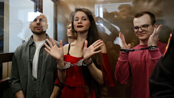 Ruští novináři Sergej Karelin, Konstantin Gabov, Antonina Favorskaja a Artem Kriger před soudem za účast na aktivitách Fondu boje proti korupci.