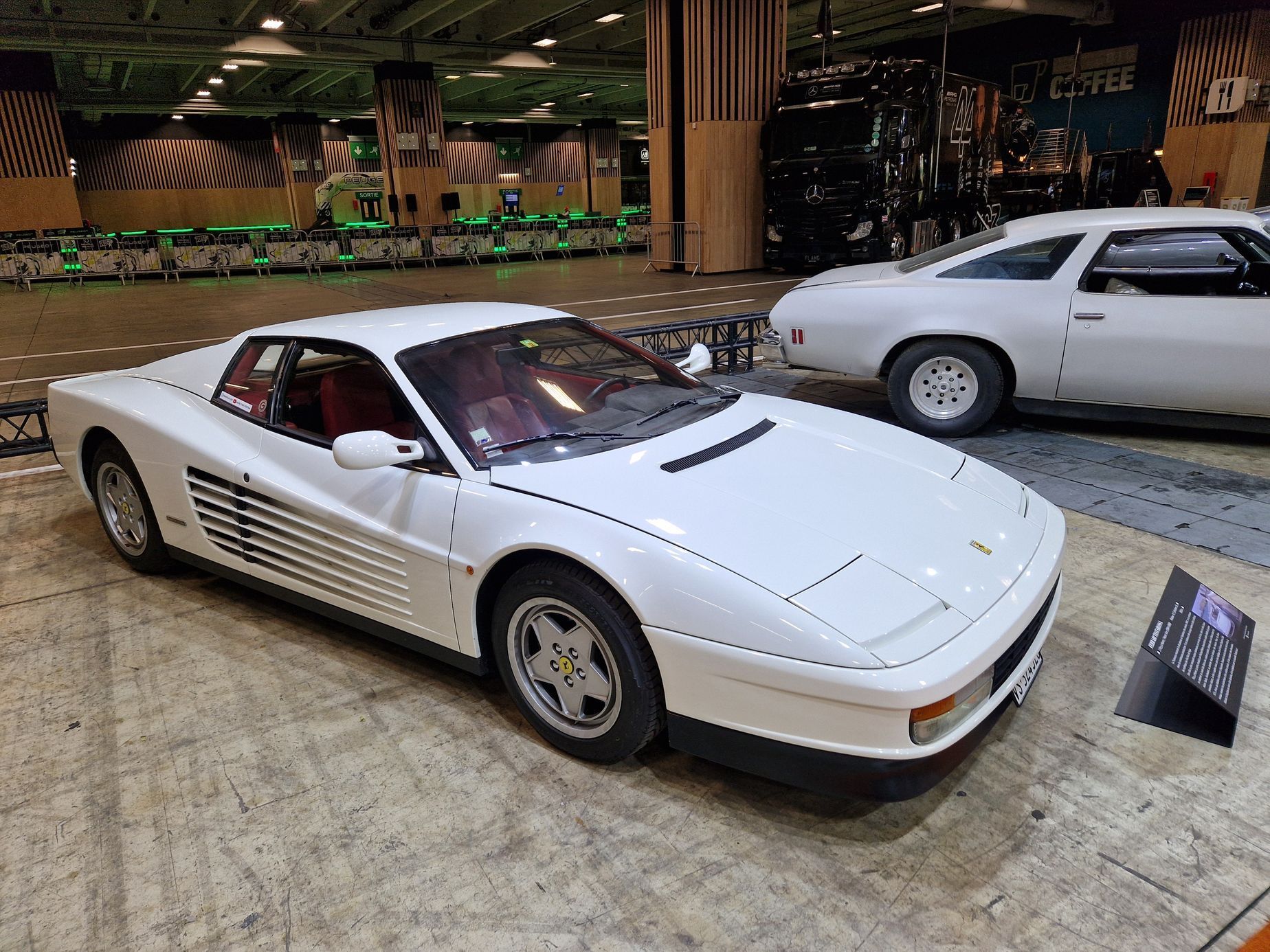 historická a filmová auta autosalon Paříž