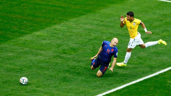 Penaltová situace ze 2. minuty. Thiago Silva zastavuje Arjena Robbena nedovoleným způsobem před pokutovým územím. Rozhodčí však chybně nařídil penaltu a zároveň chybně Silvu nevyloučil.