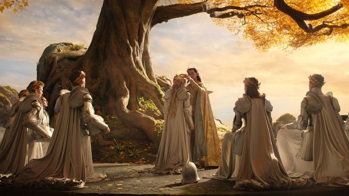 Na snímku z Pána prstenů: Prstenů moci jsou uprostřed Morfydd Clarková v roli Galadriel a Benjamin Walker jako elfský velekrál Gil-galad.