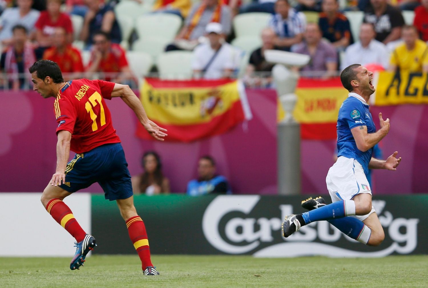 Alvaro Arbeloa fauluje Thiago Mottu v utkání základní skupiny mezi Španělskem a Itálií na Euru 2012