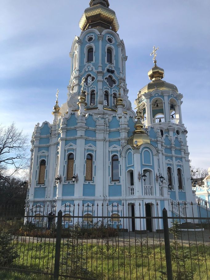 Stopy po střelbě nese dokonce i pravoslavný kostel.