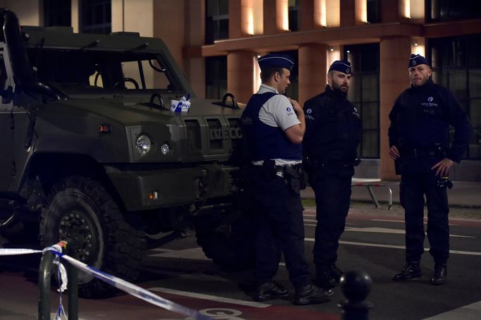 Policisté na místě, kde terorista zaútočil na vojenskou hlídku.