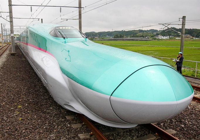 Japonský rychlovlak Shinkansen E5 byl představen médiím v Rifuu, prefektura Mijagi, 17. června 2009.