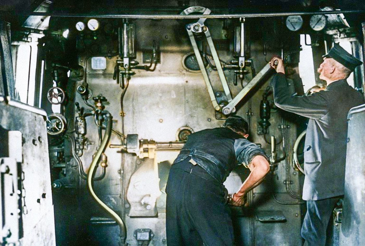 Tenkrát na železnici. Dým, pára a nostalgie: Kolorované poklady z kolejí dávných časů, železnice, historie, výročí, Magazín, kolorované fotografie
