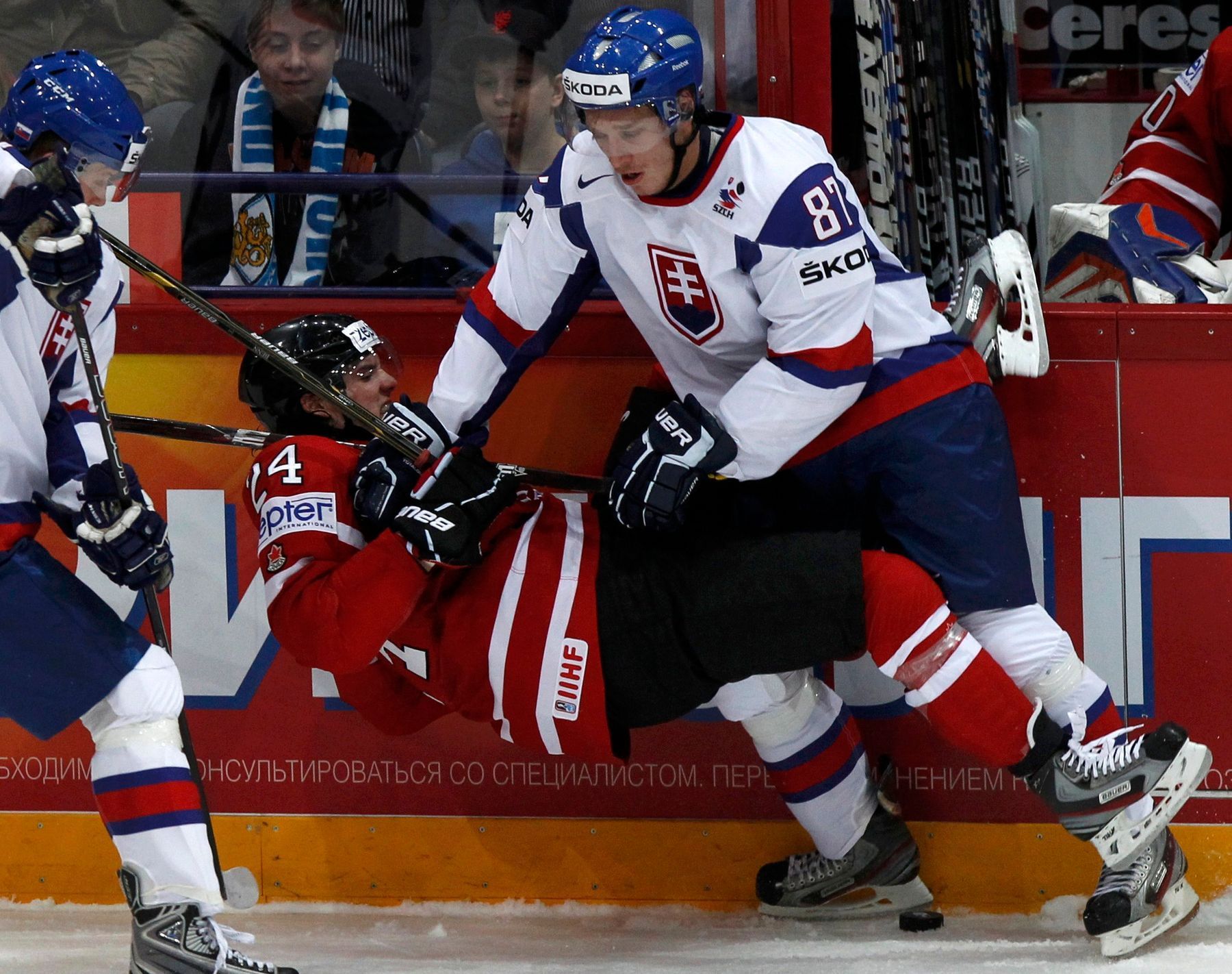 Jamie Benn a Marcel Haščák v utkání MS v hokeji 2012 Kanada - Slovensko