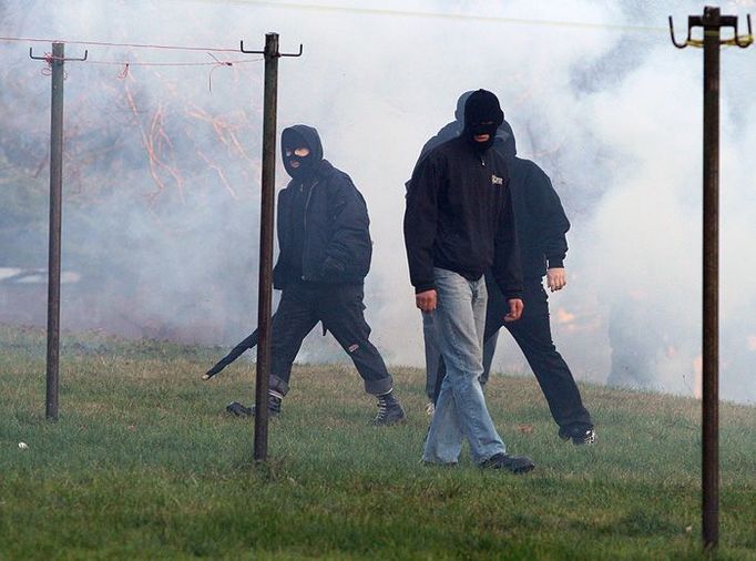 Situace byla ve všudypřítomném dýmu často nepřehledná. Radikálové v černých kuklách tak mohli chvílemi neočekávaně přebíhat.