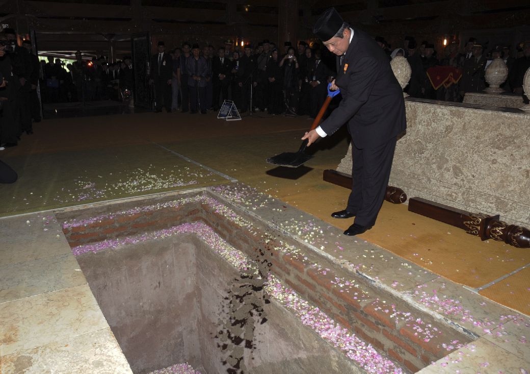 Yudhoyono pohřbívá Suharta
