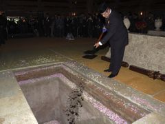 Yudhoyono bývalého despotického prezidenta Suharta nejen navštívil v nemocnici, ale i jej osobně pohřbil