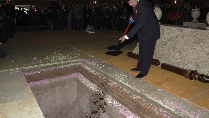 Pohřbít, vzdát hold a zapomenout? Indonéský prezident Susilo Bambang Yudhoyono přihazuje hlínu na Suhartovu rakev