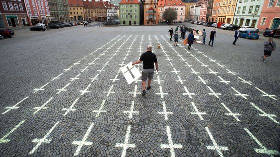 Foto: Pieta v Chebu. Kříži tu uctili 192 sousedů zemřelých na covid, dočkali se hejtů