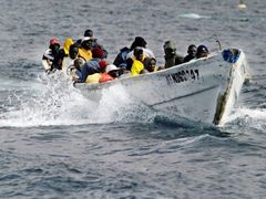 Imigranti používají primitivní plavidla, to je mnohdy stojí život.