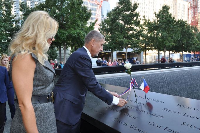 Premiér Andrej Babiš a manželkou Monikou navštívili 27. září 2019 v New Yorku památník teroristických útoků z 11. září 2001 Ground Zero.