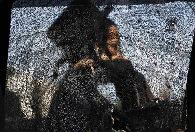 An ultra-Orthodox Jewish man is seen through a damaged car window after a rocket fired from Gaza landed in the southern city of Ashdod November 16, 2012. Israel has started drafting 16,000 reserve troops, the military said on Friday, in a sign that violence could escalate further with Palestinian militants in the Gaza Strip. REUTERS/Amir Cohen (ISRAEL - Tags: POLITICS CIVIL UNREST TPX IMAGES OF THE DAY MILITARY) Published: Lis. 16, 2012, 7:47 dop.