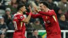 Mohamed Salah a Curtis Jones slaví gól Liverpool v Newcastlu