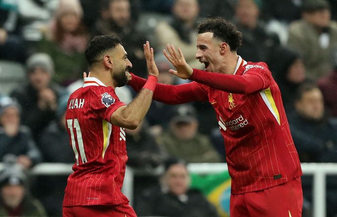 Mohamed Salah a Curtis Jones slaví gól Liverpool v Newcastlu