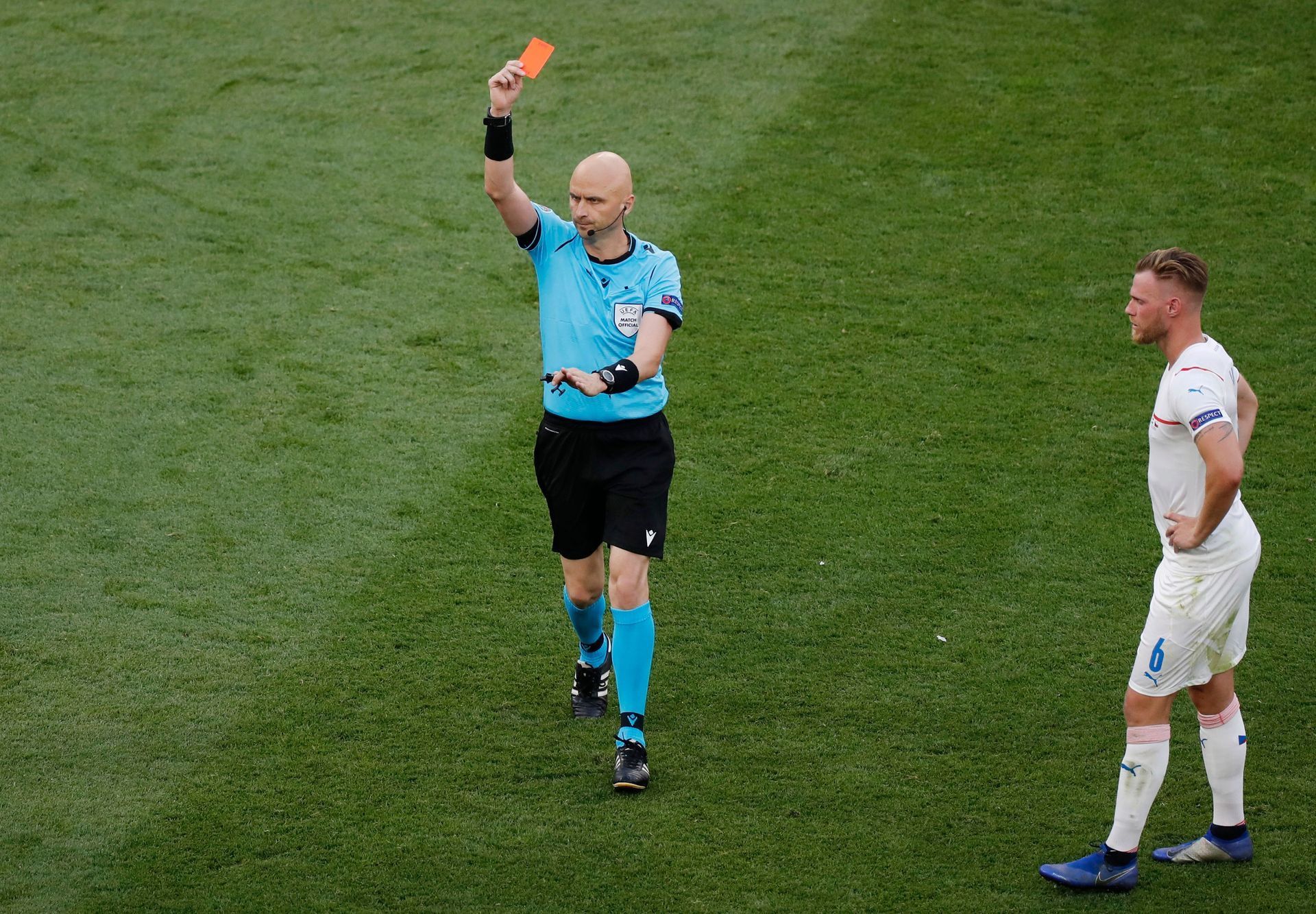 Rozhodčí Sergej Karasev ukazuje červenou kartu Matthijsi de Ligtovi v osmifinále Nizozemsko - Česko na ME 2020