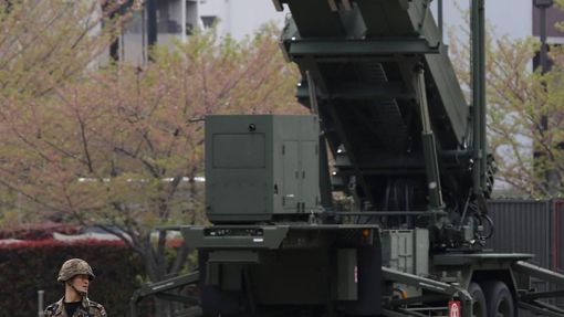 A Japan Self-Defence Forces soldier stands guard near Patriot Advanced Capability-3 (PAC-3) missiles at the Defence Ministry in Tokyo April 9, 2013. Japanese public broadcaster NHK showed aerial footage of what it said were ballistic missile interceptors being deployed near Tokyo in response to North Korea's threats and actions. Japan in the past has deployed ground-based PAC-3 interceptors, as well as Aegis radar-equipped destroyers carrying Standard Missile-3 (SM-3) interceptors in the run-up to North Korean missile launches. REUTERS/Issei Kato (JAPAN - Tags: POLITICS MILITARY) Published: Dub. 9, 2013, 2:13 dop.