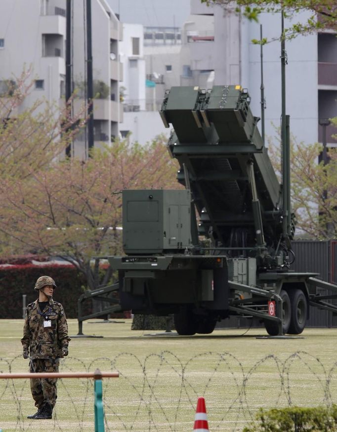 A Japan Self-Defence Forces soldier stands guard near Patriot Advanced Capability-3 (PAC-3) missiles at the Defence Ministry in Tokyo April 9, 2013. Japanese public broadcaster NHK showed aerial footage of what it said were ballistic missile interceptors being deployed near Tokyo in response to North Korea's threats and actions. Japan in the past has deployed ground-based PAC-3 interceptors, as well as Aegis radar-equipped destroyers carrying Standard Missile-3 (SM-3) interceptors in the run-up to North Korean missile launches. REUTERS/Issei Kato (JAPAN - Tags: POLITICS MILITARY) Published: Dub. 9, 2013, 2:13 dop.