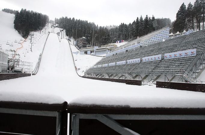 Pohled na skokanské můstky zespodu. Troufli byste si rozjet se shora?