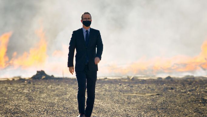 Snímek ze satirické show Co týden dal a vzal od Johna Olivera.