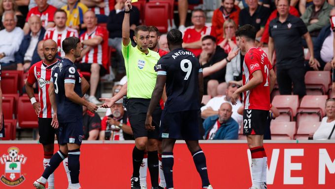 Útočník West Hamu Michail Antonio vidí druhou žlutou kartu v duelu se Southamptonem