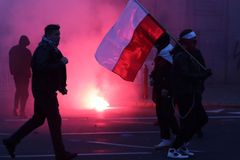Demonstranti v Polsku zapalovali světlice a střetli se s policií, média hlásí raněné