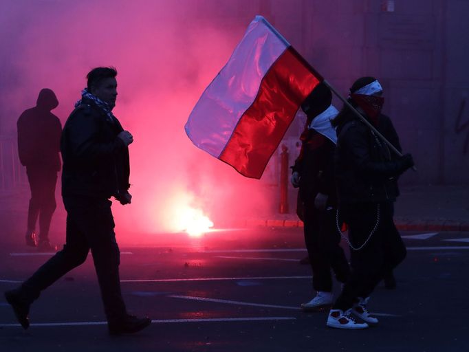 People take part in a march marking the National Independence Day in Warsaw, Poland November 11, 2020. Slawomir Kaminski/Agencja Gazeta/via REUTERS   ATTENTION EDITORS -