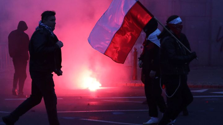 Demonstranti v Polsku zapalovali světlice a střetli se s policií, média hlásí raněné