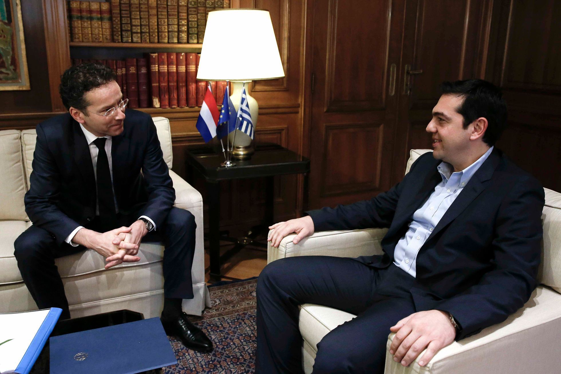 Jeroen Dijsselbloem a Alexis Tsipras na schůzce v Aténách.
